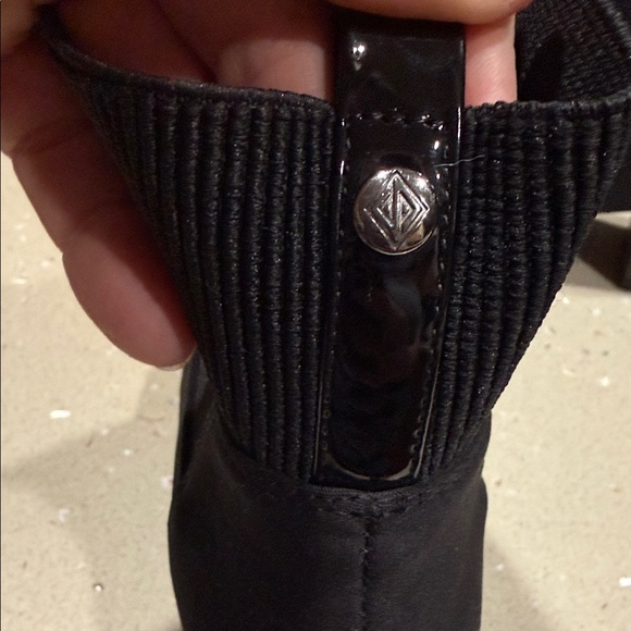 Donald J. Pliner Elegant Black Ankle Boots - Picture 5 of 11